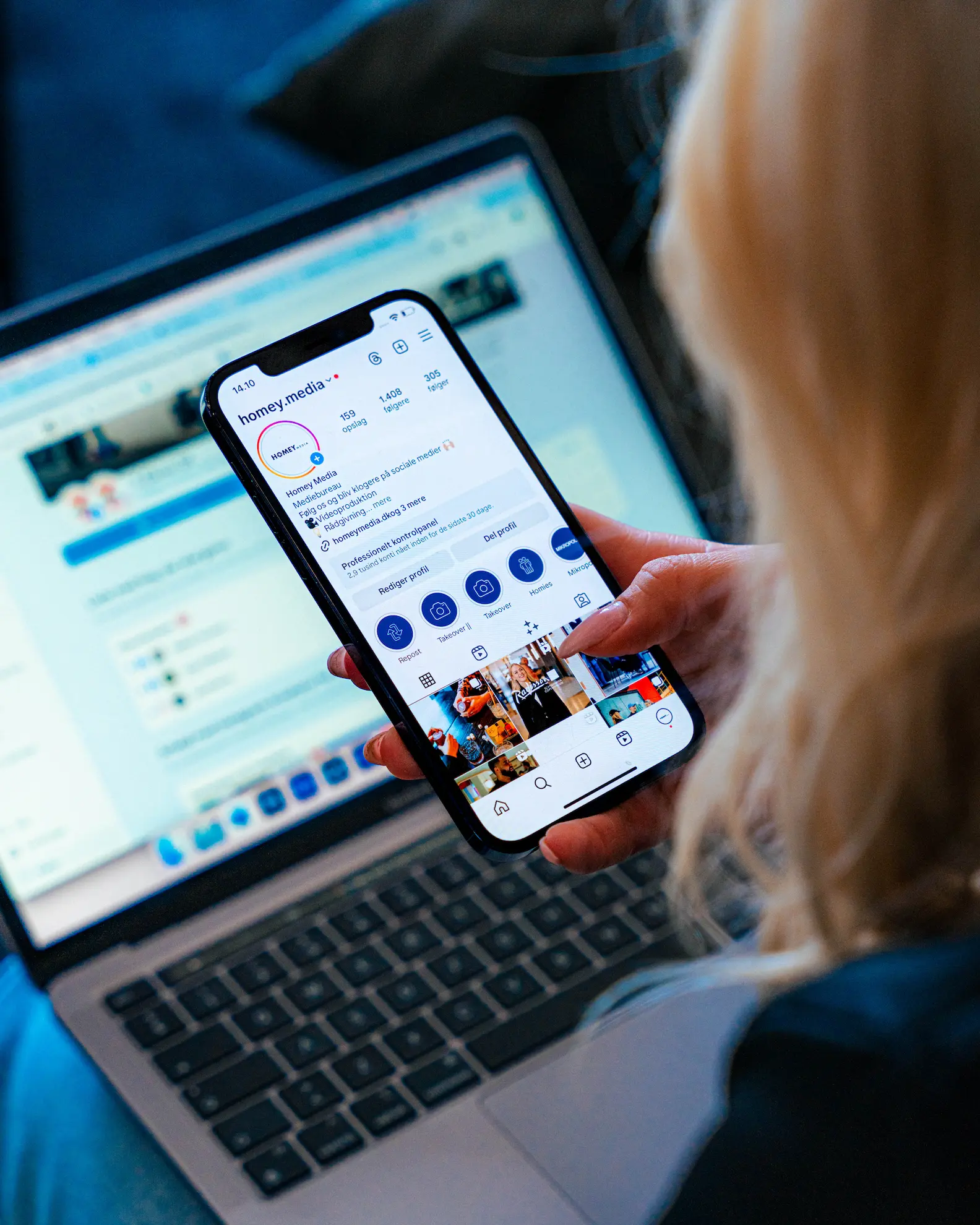 En telefon, der viser Homey Medias Instagram side