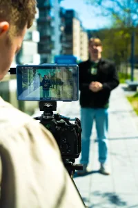 To mænd der filmer hinanden udenfor