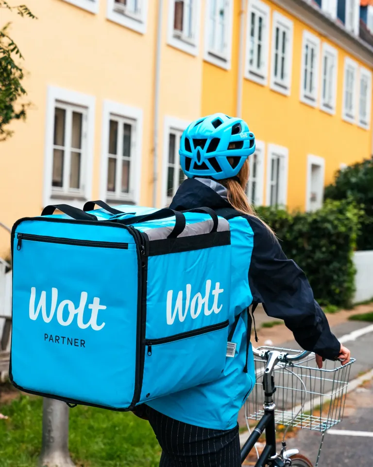 Et Wolt bud der cykler