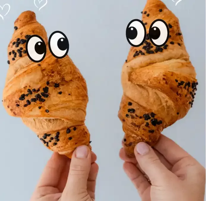 To croissanter der kigger på hinanden