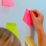 Post-its der sættes op på en tavle