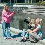 Tre kvinder der tager billeder udenfor