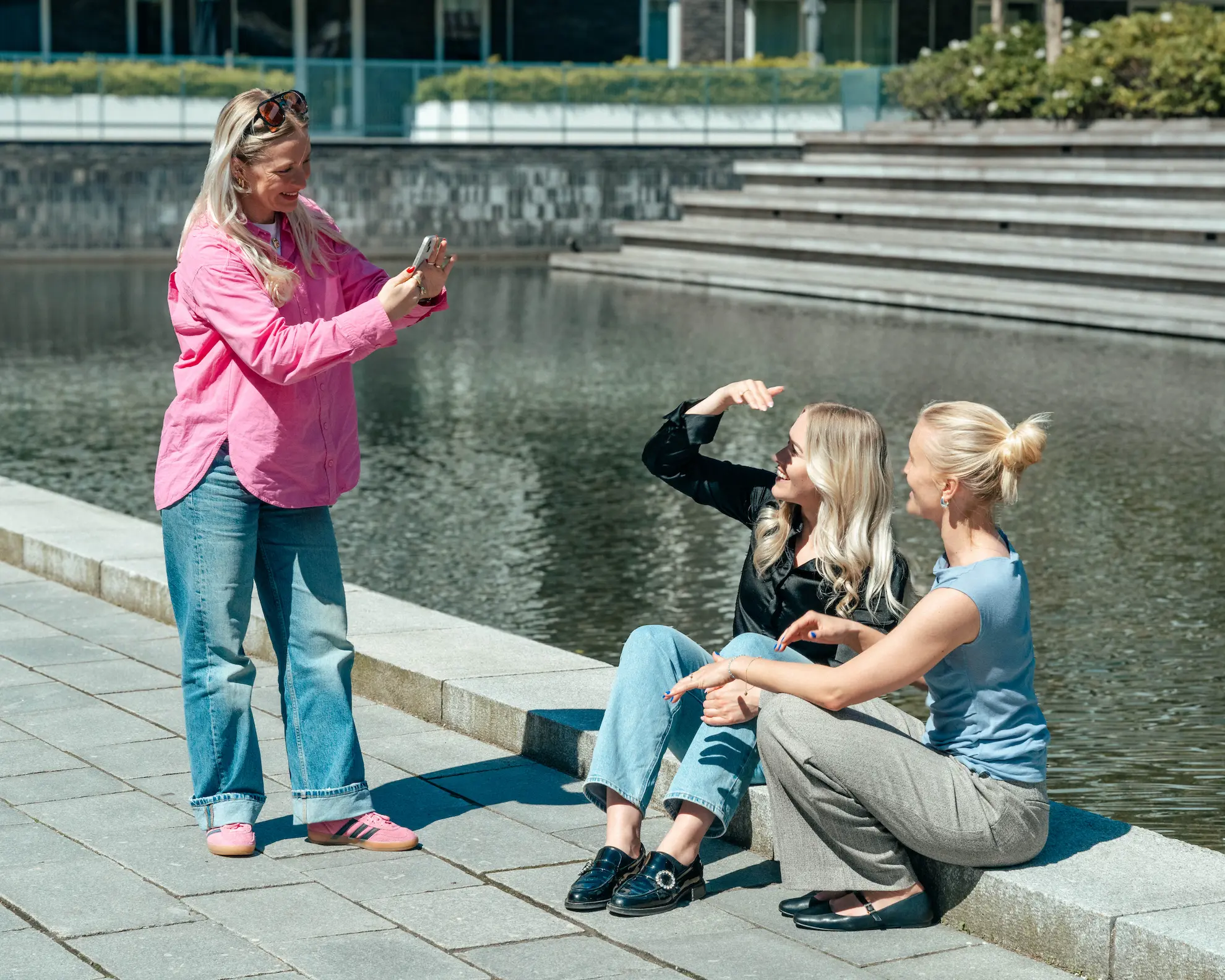 Tre kvinder der tager billeder udenfor
