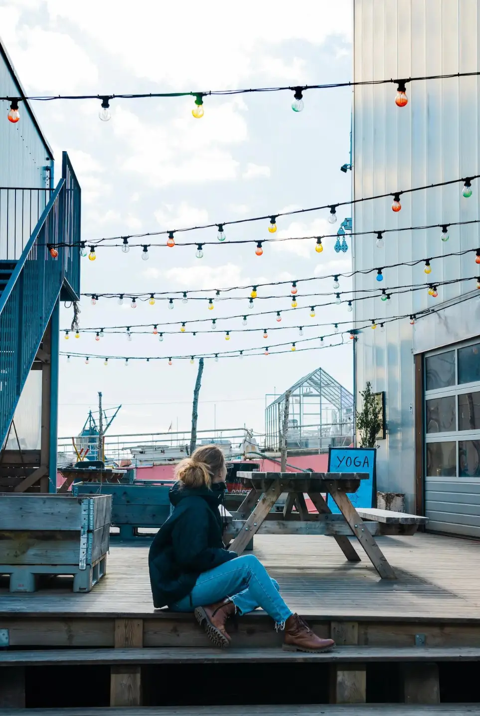 En beboer fra CPH village, der kigger ud i landskabet
