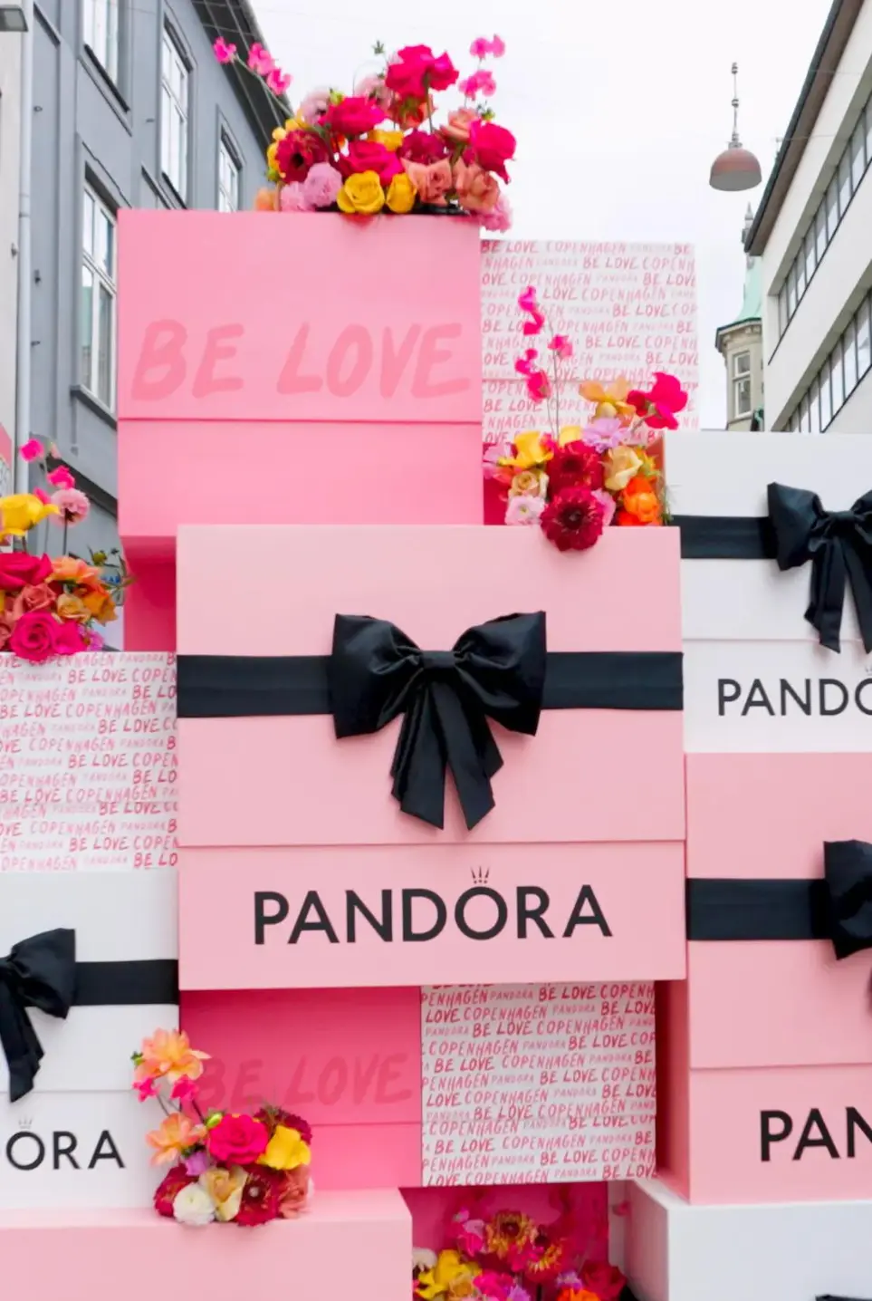 En masse pink Pandora æsker fra en udstilling