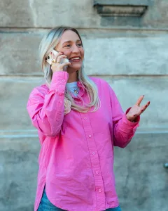 En glad kvinde, der taler i telefon