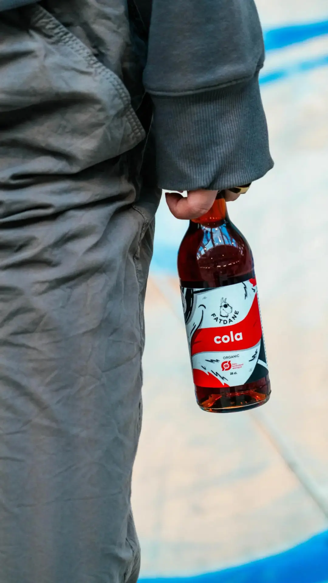Fatdane cola, der holdes i hånden